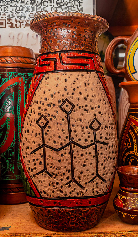 Vaso Cerâmica Família Indígena e Muiraquitã