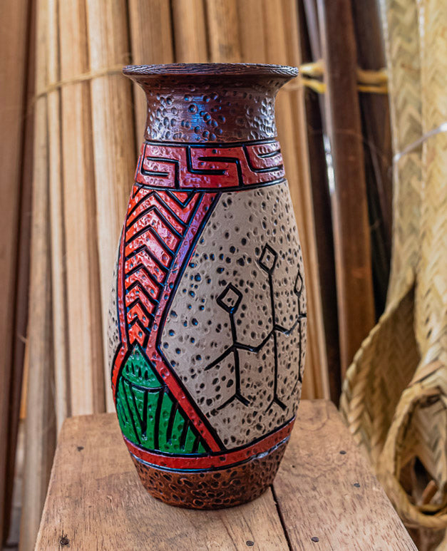 Vaso Cerâmica Família Indígena e Muiraquitã